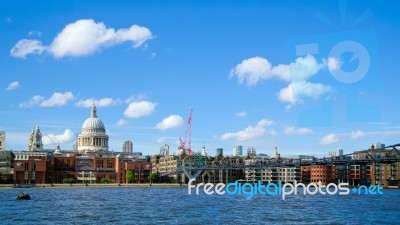 London - July 27 : Buildings On The North Bank Of The River Tham… Stock Photo