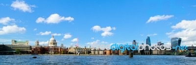 London - July 27 : Buildings On The North Bank Of The River Tham… Stock Photo