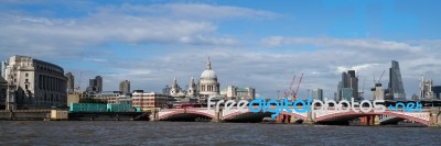 London - July 27 : Buildings On The North Bank Of The River Tham… Stock Photo