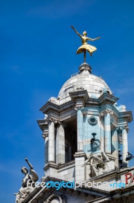 London - July 27 : Replica Gilded Statue Of Anna Pavlova Classic… Stock Photo