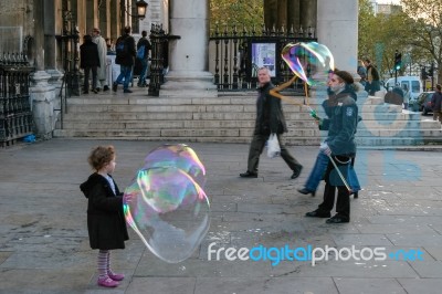 London - November 12 : Young Girl Closely Examining Two Very Lar… Stock Photo