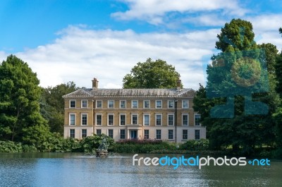 London -september 7 :building By The Lake In Kew Gardens On Sept… Stock Photo