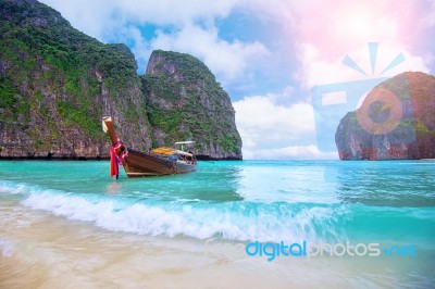 Long Boat And Blue Water At Maya Bay In Phi Phi Island, Krabi Thailand Stock Photo