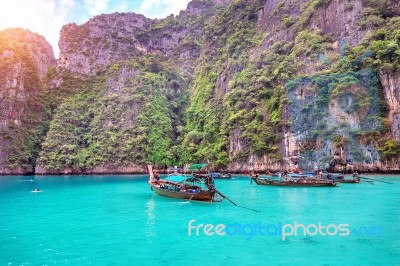 Long Boat And Blue Water At Maya Bay In Phi Phi Island, Krabi Thailand Stock Photo