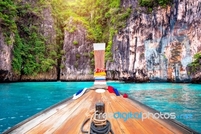 Long Boat And Blue Water At Maya Bay In Phi Phi Island, Krabi Thailand Stock Photo