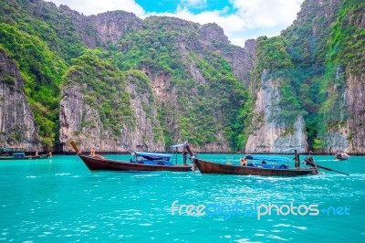 Long Boat And Blue Water At Maya Bay In Phi Phi Island, Krabi Thailand Stock Photo