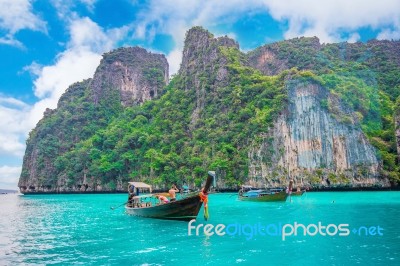 Long Boat And Blue Water At Maya Bay In Phi Phi Island, Krabi Thailand Stock Photo