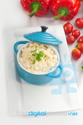 Mac And Cheese On A Blue Little Clay Pot Stock Photo