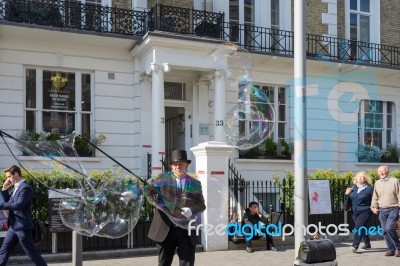 Man Creating Large Bubbles In Thurloe Place London Stock Photo