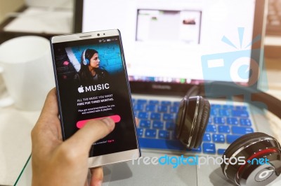 Man Hand Holding Screen Shot Of Apple Music App Showing On Andro… Stock Photo