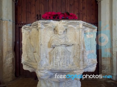 Medieval Font In St Andrew's Covehithe With Benacre Church In Co… Stock Photo