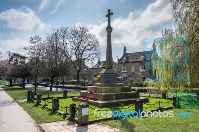 Memorial Cross In Bourton-on-the-water Stock Photo