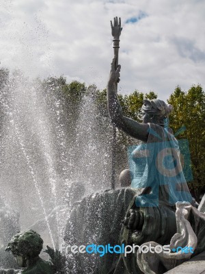 Monument To The Girondins In Place Des Quincones Bordeaux Stock Photo