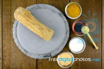 Myanmar Luxuary Facial Mask With Tanaka(naringi Crenulata (roxb Stock Photo