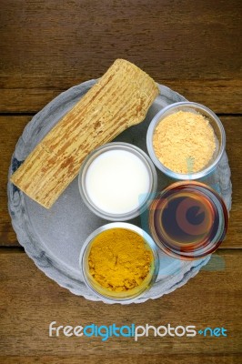 Myanmar Luxuary Facial Mask With Tanaka(naringi Crenulata (roxb Stock Photo