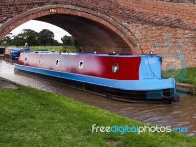 Narrow Boat Travelling Along The Shropshire Union Canal Stock Photo