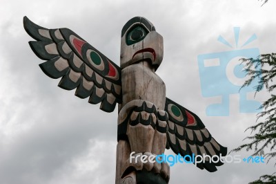 Native Indian Art In Butchart Gardens Stock Photo