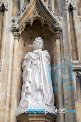 New Statue Of Queen Elizabeth At Canterbury Cathedral Stock Photo