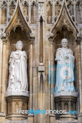 New Statues Of Queen Elizabeth And Prince Philip At Canterbury C… Stock Photo