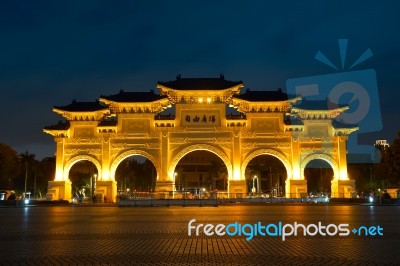 Night Scene Of Liberty Square Main Gate In Taipei, Taiwan Stock Photo