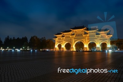 Night Scene Of Liberty Square Main Gate In Taipei, Taiwan Stock Photo