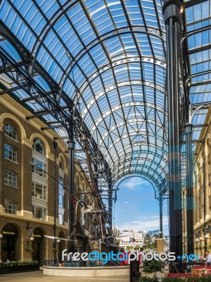 Old And Modern Architecture At Hays Galleria In London Stock Photo