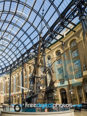 Old And Modern Architecture At Hays Galleria In London Stock Photo