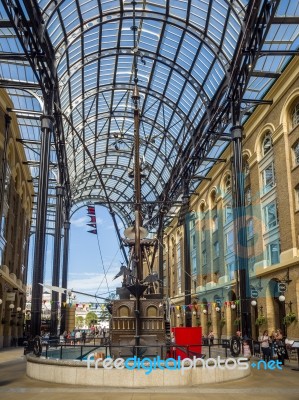 Old And Modern Architecture At Hays Galleria In London Stock Photo