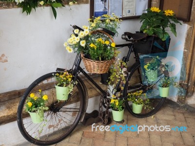 Old Bicycle Decorated With Flowers In St Edmund's Church Southwo… Stock Photo