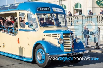 Old Bus Approaching The Finish Line Of The London To Brighton Ve… Stock Photo