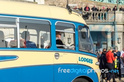 Old Bus At The Finish Line Of The London To Brighton Veteran Car… Stock Photo