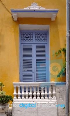 Old Colonial Balcony In A Historic Yellow Building In Cartagena,… Stock Photo