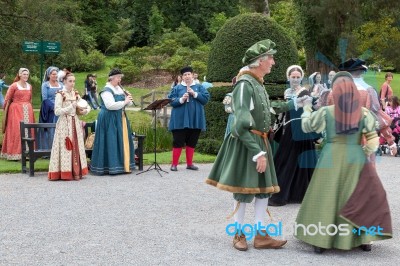 Old Fashioned Dancing At Hever Castle Stock Photo