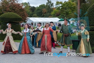 Old Fashioned Dancing At Hever Castle Stock Photo