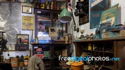 Old Shop In The Motor Museum At Bourton-on-the-water Stock Photo