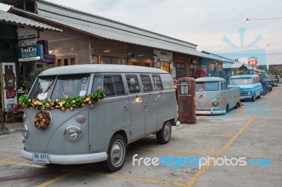 Old Vintage Car Show At Night Market, Srinakarin Road Stock Photo