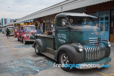 Old Vintage Green Chevrolet Truck At Night Market, Srinakarin Ro… Stock Photo