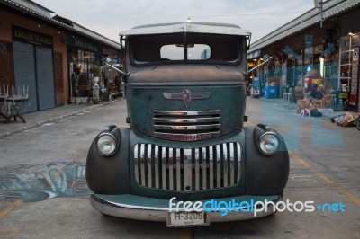 Old Vintage Green Chevrolet Truck At Night Market, Srinakarin Ro… Stock Photo