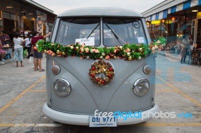 Old Vintage Volkswagen Van At Night Market, Srinakarin Road Stock Photo