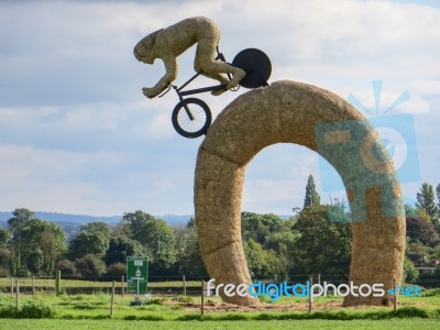 Olympic Cyclist Straw Sculpture At Snugburys Stock Photo