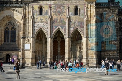 People Outside St Vitus Cathedral In Prague Stock Photo