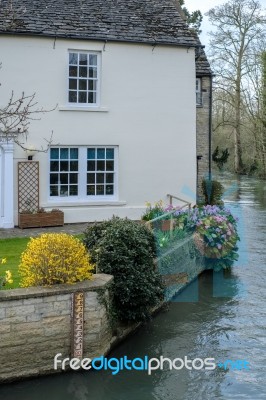 Picturesque Cottage Beside The River Windrush In Witney Stock Photo