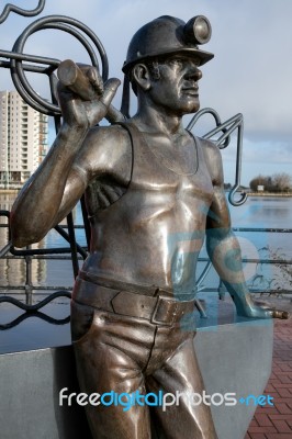 Pit To Port Coal Miner Sculpture Cardiff Bay Stock Photo