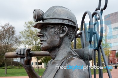 Pit To Port Coal Miner Sculpture Cardiff Bay Stock Photo