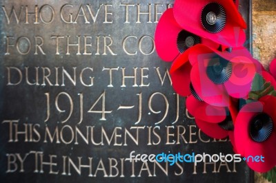 Poppies On The War Memorial  On Remembrance Sunday In East Grins… Stock Photo