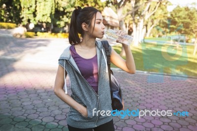 Portrait Of Young Beautiful Woman In Sport Wearing Drinking Wate… Stock Photo