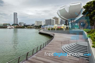 Promenade Leading To The Artscience Museum In Singapore Stock Photo