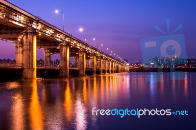 Rainbow Fountain Show At Banpo Bridge In Seoul, South Korea Stock Photo