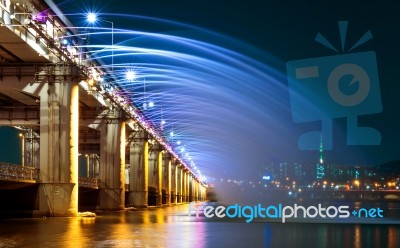 Rainbow Fountain Show At Banpo Bridge In Seoul, South Korea Stock Photo