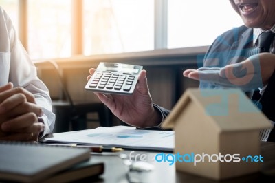 Real Estate Concept, Agent Holds Calculator For Present Price Fo… Stock Photo